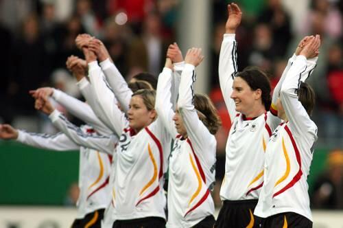 So wollen sie auch bei der EM 2009 jubeln: Die DFB-Frauen um Birgit Prinz (2. von rechts).