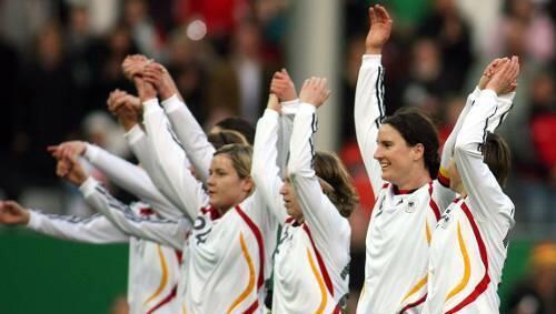 So wollen sie auch bei der EM 2009 jubeln: Die DFB-Frauen um Birgit Prinz (2. von rechts). So wollen sie auch bei der EM 2009 jubeln: Die DFB-Frauen um Birgit Prinz (2. von rechts).