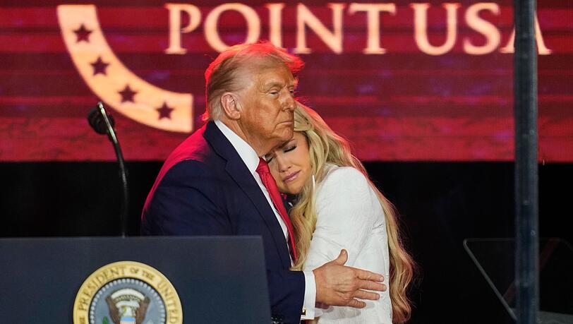 Donald Trump betrat nach Erika Kirk die Bühne. Am Ende nahm er sie in den Arm. Donald Trump betrat nach Erika Kirk die Bühne. Am Ende nahm er sie in den Arm.