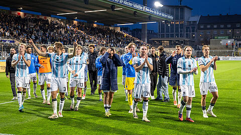 Das Team TSV 1860 Muenchen nach dem 3:1 auf dem Weg zu den Fans, TSV 1860 Muenchen vs. MSV Duisburg, 3. Liga, 11. Spieltag, 19.10.2025 DFB regulations prohibit any use of photographs as image sequences and/or quasi-video Muenchen Bayern Deutschland *** The team TSV 1860 Muenchen after the 3 1 on the way to the fans, TSV 1860 Muenchen vs MSV Duisburg, 3 Liga, 11 Spieltag, 19 10 2025 DFB regulations prohibit any use of photographs as image sequences and or quasi video Muenchen Bayern Germany Copyright: xkolbert-press/UlrichxGamelx