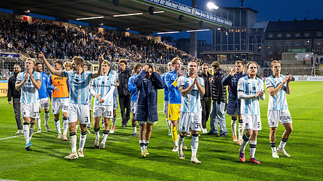Die Löwen bedanken sich bei ihren Fans nach dem hart erkämpften Heimsieg über den bis dato ungeschlagenen MSV Duisburg.