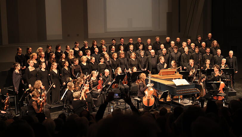Bachs Johannespassion mit dem Münchener Bach-Chor unter Johanna Soller im Prinzregententheater. Bachs Johannespassion mit dem Münchener Bach-Chor unter Johanna Soller im Prinzregententheater.