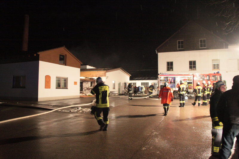 Im Landkreis Mühldorf ist in der Nacht von Mittwoch auf Donnerstag der Dachstuhl eines Ziegelwerks in Aubenham bei Obergkirchen ausgebrannt. Die Ermittlungen zur Brandursache laufen noch.