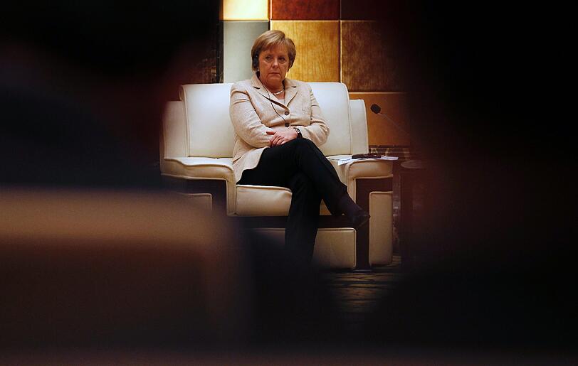 "Jetzt bitte nich stören, muss mich konzentrieren. Hu sagt, es werde an chinesischer Unterstützung "nicht fehlen" - ja, aber lieber Hu, lieber Wen: Wie viel??? Das ist doch meine Frage! Mensch, bei uns herrscht Krise!"