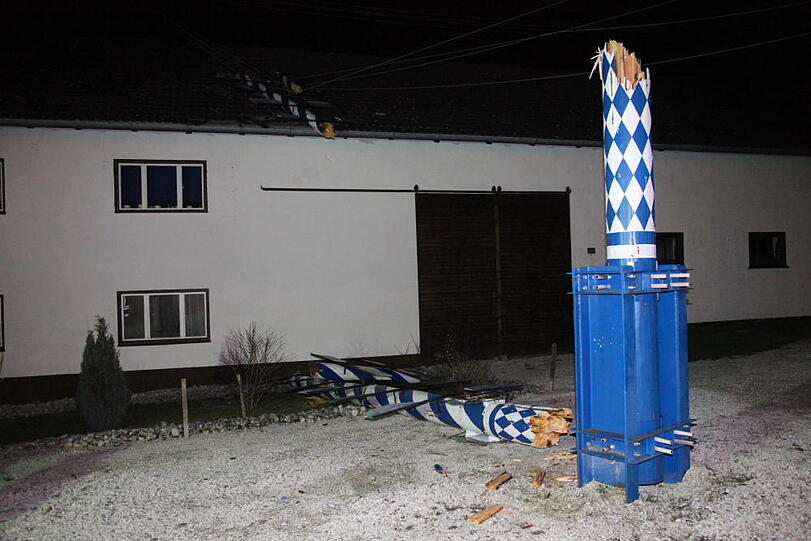 In Heldenstein krachte ein Maibaum auf ein Haus - und riss dabei eine Stromleitung ab.