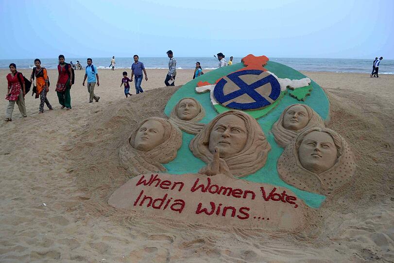 Auch in Indien wird in diesen Tagen gewählt - ein Wahlaufruf der besonderen Art ist bei Bhubaneswar zu sehen: Auf einer Sandskulptur steht die Aufschrift: "Wenn Frauen wählen, gewinnt Indien". Am 12. Mai soll die Mammutwahl in allen Landesteilen beendet sein.