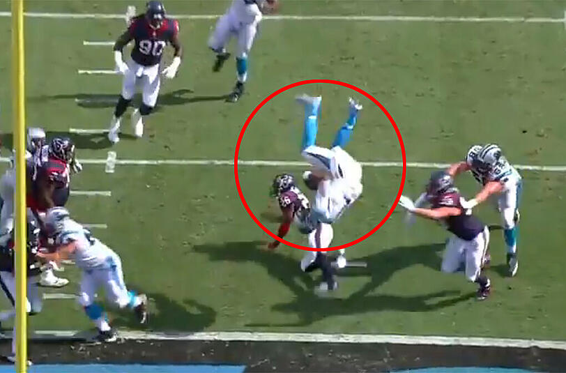 Der Quarterback steht Kopf - und landet wenig später auf den Füßen in der Touchdown-Zone.
