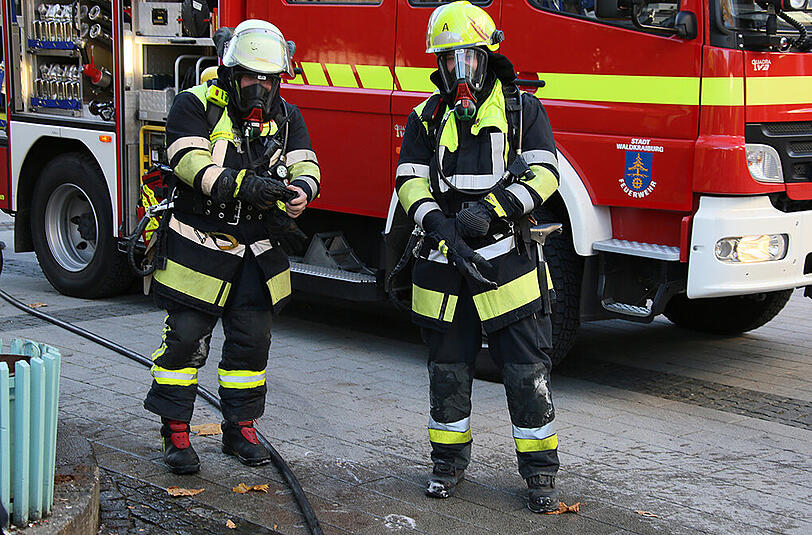 Bilder vom Feuerwehreinsatz in Waldkraiburg am Montag. Trockenes Laub sorgte für einen kleinen Brand in einer Abwasserrinne.