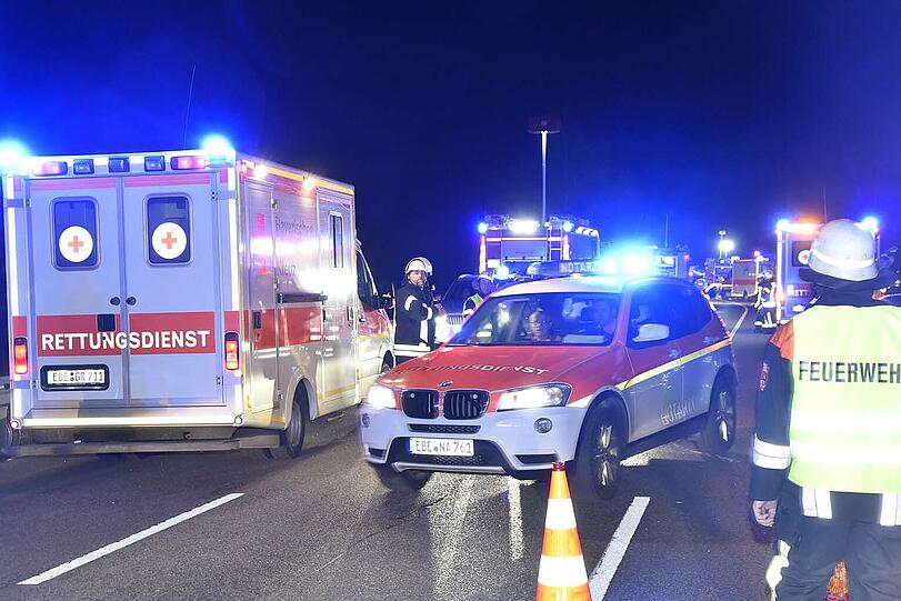 Ein 60-jähriger Fiat-Fahrer hatte einen Bus mit Flüchtlingen übersehen - die Beifahrerin starb, ein Kind wurde schwer verletzt.