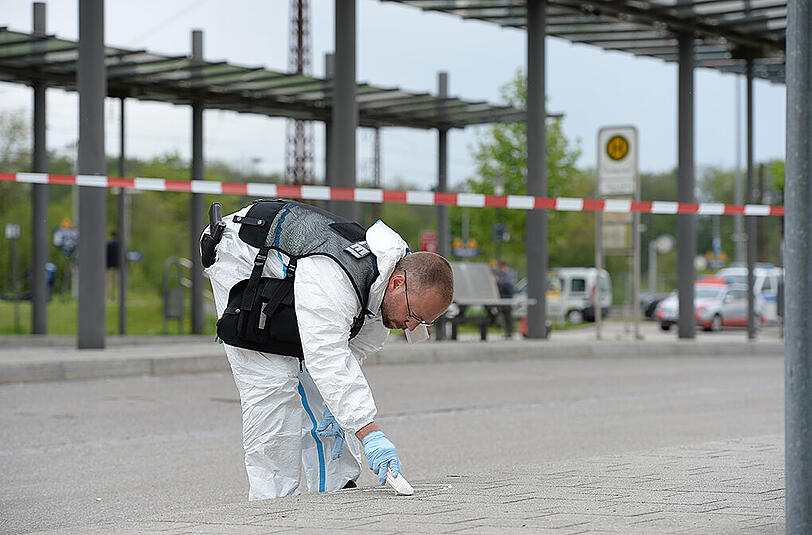 Ermittler des Landeskriminalamts untersuchen den Tatort am Grafinger Bahnhof.
