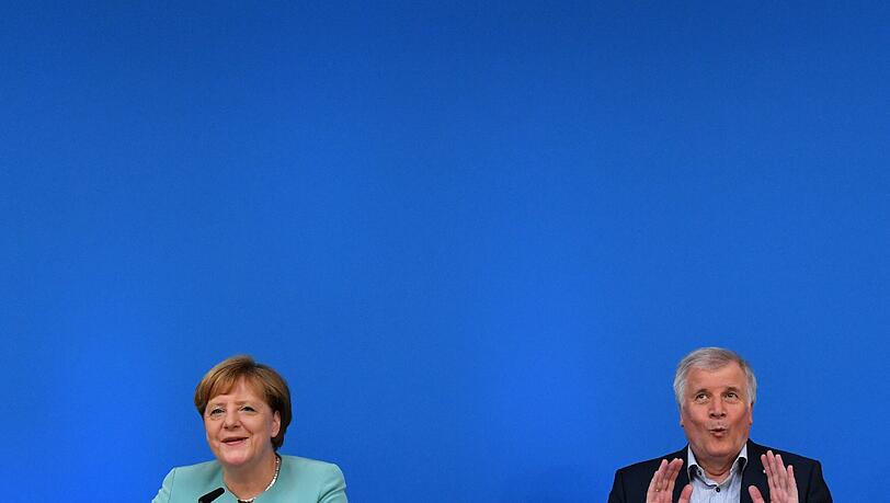 Wenn die Kanzlerin spricht, hat der CSU-Chef Zeit für Späßchen. Die Bilder-Kombo zeigt Angela Merkel, als sie mit Horst Seehofer die Ergebnisse der Klausur bei einer Pressekonferenz vorstellt. Wenn die Kanzlerin spricht, hat der CSU-Chef Zeit für Späßchen. Die Bilder-Kombo zeigt Angela Merkel, als sie mit Horst Seehofer die Ergebnisse der Klausur bei einer Pressekonferenz vorstellt.