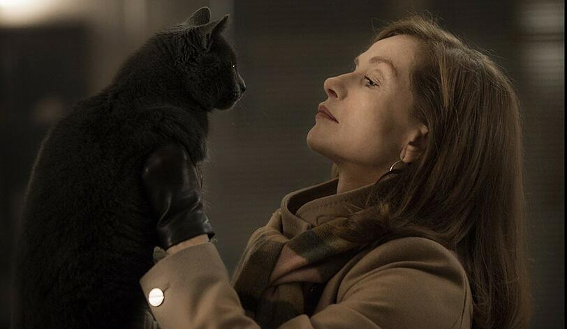 Michele (Isabelle Huppert) und ihre Katze, die alles beobachtet hat.