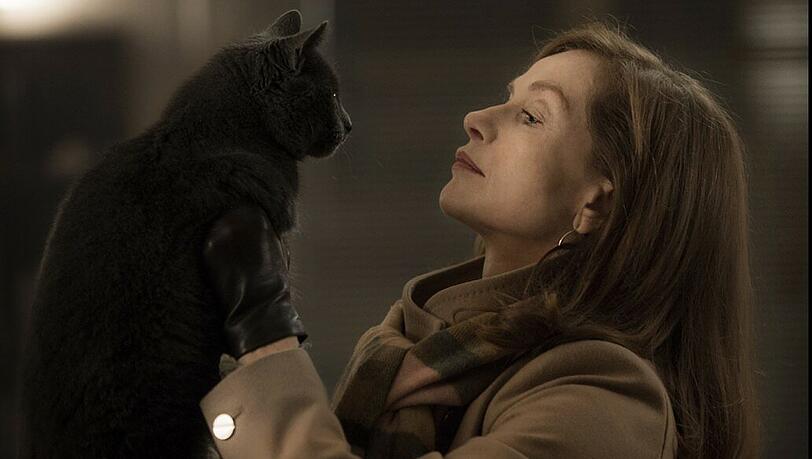 Michele (Isabelle Huppert) und ihre Katze, die alles beobachtet hat.