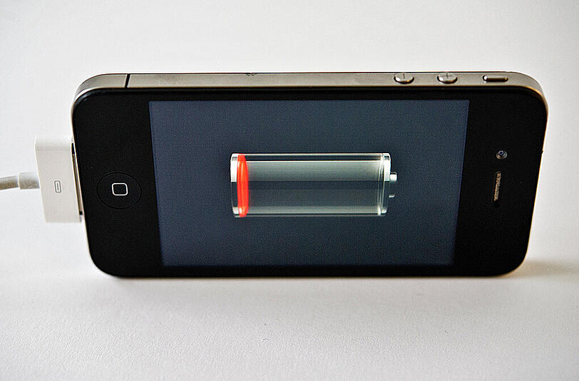 Smartphones wie das iPhone können wahre Akku-Fresser sein - schon nach wenigen Stunden müssen sie wieder aufgeladen werden.