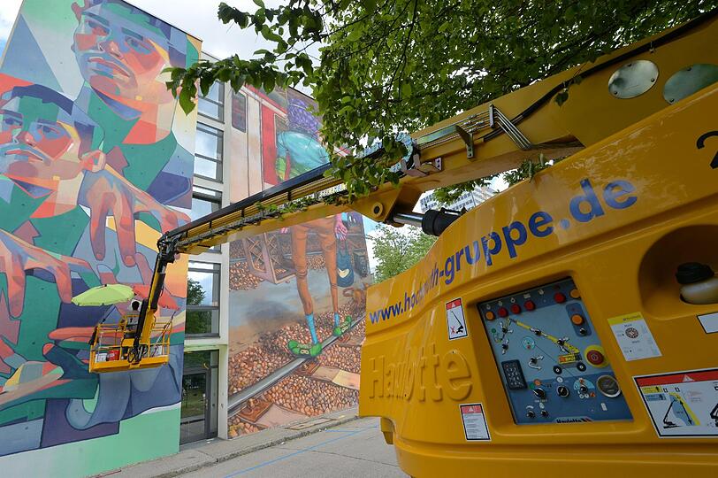 Diese großflächigen Graffitis zieren jetzt die Gebäude auf dem ehemaligen Siemens-Gelände.