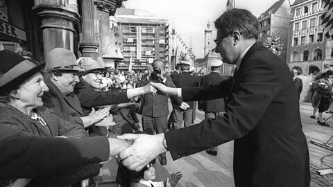 Juli 1972: Hans-Jochen Vogel verabschiedet sich von seinen Münchnernund geht nach Bonn.