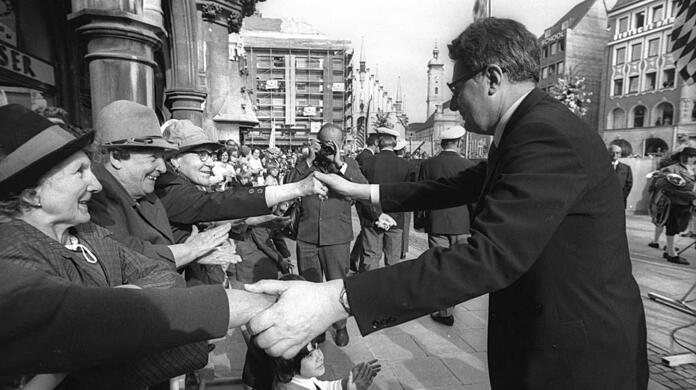 Juli 1972: Hans-Jochen Vogel verabschiedet sich von seinen Münchnernund geht nach Bonn.