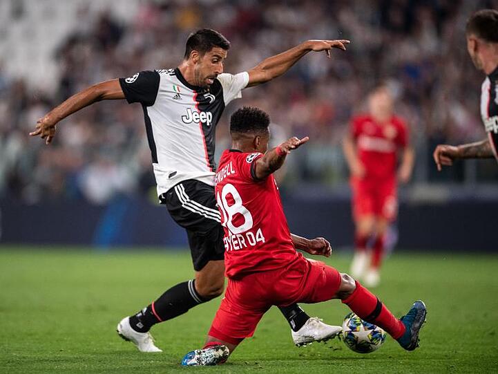 Leverkusens Wendell (r) und Juve-Spieler Sami Khedira kämpfen um den Ballbesitz.