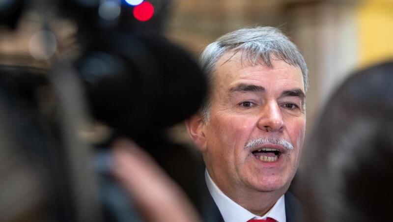 Der damalige Kläger Gustl Mollath unterhält sich vor beginn seines Prozesses mit anwesenden Journalisten. Foto: Peter Kneffel/dpa/Archivbild Der damalige Kläger Gustl Mollath unterhält sich vor beginn seines Prozesses mit anwesenden Journalisten. Foto: Peter Kneffel/dpa/Archivbild