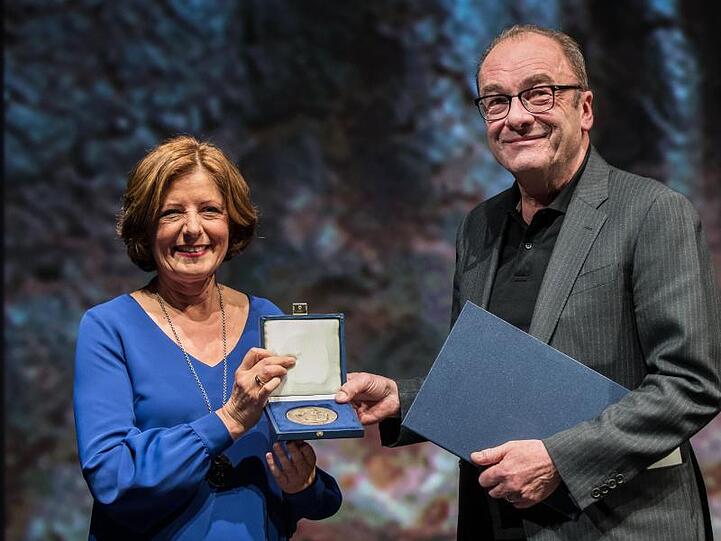 Ministerpräsidentin Malu Dreyer verleiht Robert Menasse die Carl-Zuckmayer-Medaille.
