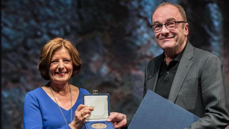 Ministerpräsidentin Malu Dreyer verleiht Robert Menasse die Carl-Zuckmayer-Medaille. Ministerpräsidentin Malu Dreyer verleiht Robert Menasse die Carl-Zuckmayer-Medaille.