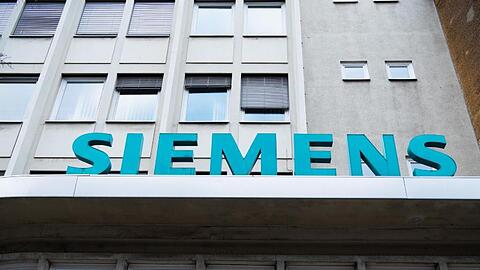 Der Schriftzug "Siemens" neben dem Eingangstor des Unternehmens.