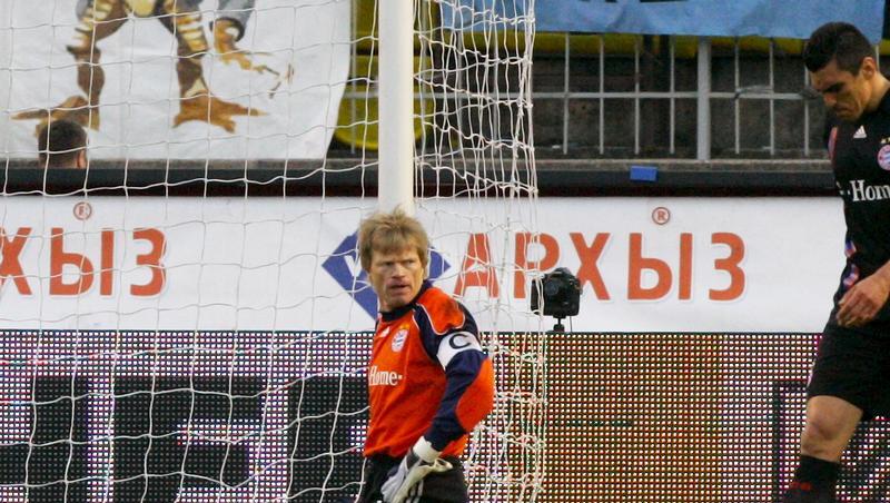 Der Ball liegt nach dem 2:0 neben Torwart Oliver Kahn im Bayern-Tor. Der Ball liegt nach dem 2:0 neben Torwart Oliver Kahn im Bayern-Tor.