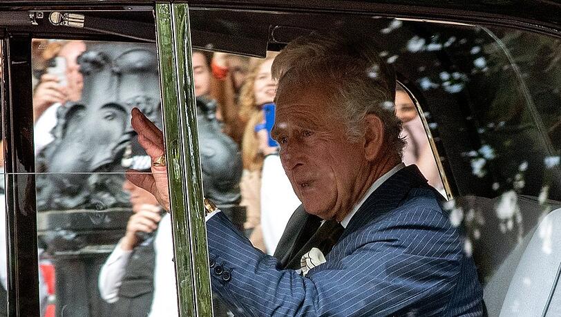 König Charles III. dankt den zahlreichen Menschen, die sich vor dem Buckingham Palast eingefunden haben.