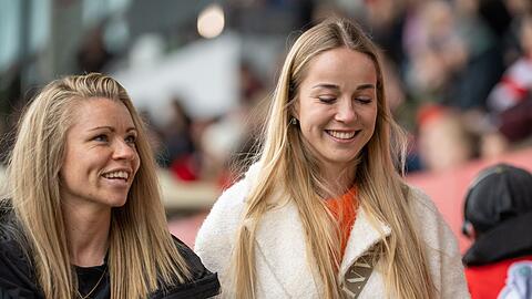 Münchens Linda Dallmann (l) und Giulia Gwinn.