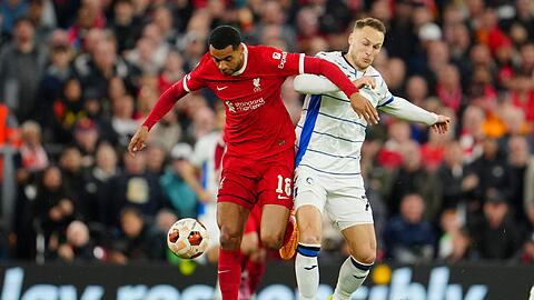 Cody Gakpo (l) und der FC Liverpool unterlagen Atalanta Bergamo überraschend deutlich mit 0:3.