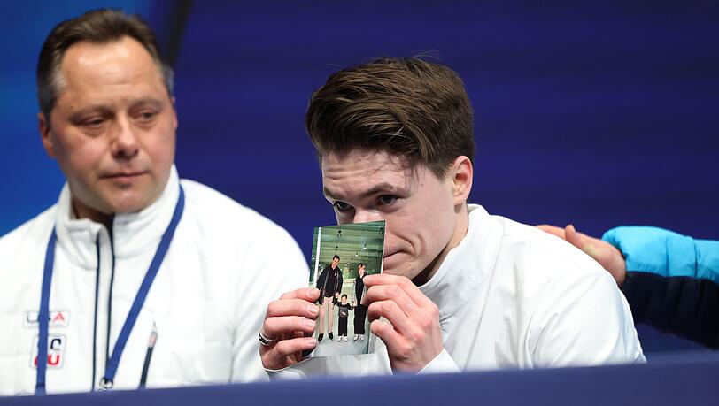 Maxim Naumov hielt nach seinem Auftritt ein Bild in die Kamera, das ihn als Dreij&auml;hrigen mit seinen Eltern zeigt.