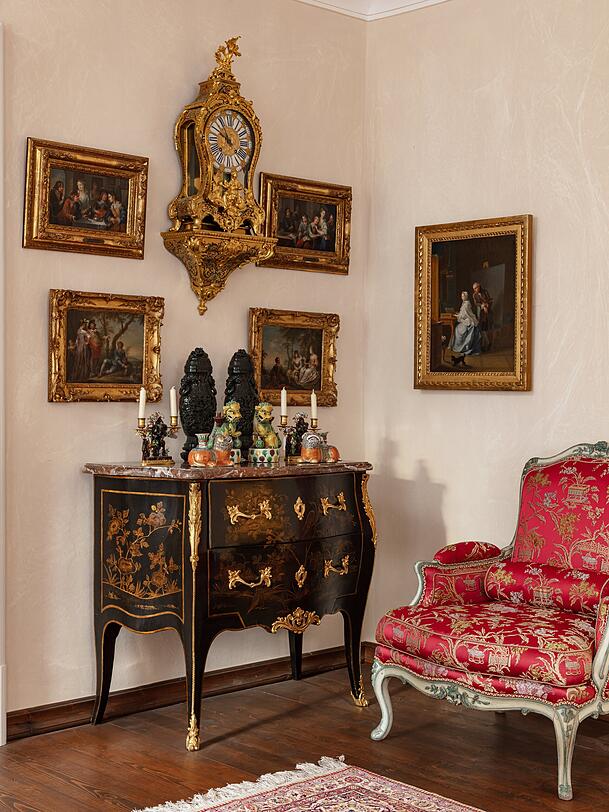 Mobiliar und Gem&auml;lde aus dem 18. Jahrhundert kommen ebenfalls unter den Hammer.