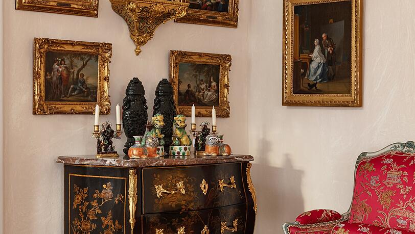 Mobiliar und Gem&auml;lde aus dem 18. Jahrhundert kommen ebenfalls unter den Hammer.