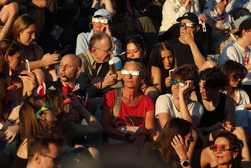 Unz&auml;hlige Menschen verfolgten die Sonnenfinsternis im Olympiapark.