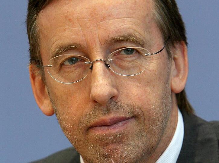 BDA-Hauptgeschäftsführer Reinhard Göhner spricht sich für die Verlängerung der Kurzarbeit aus.