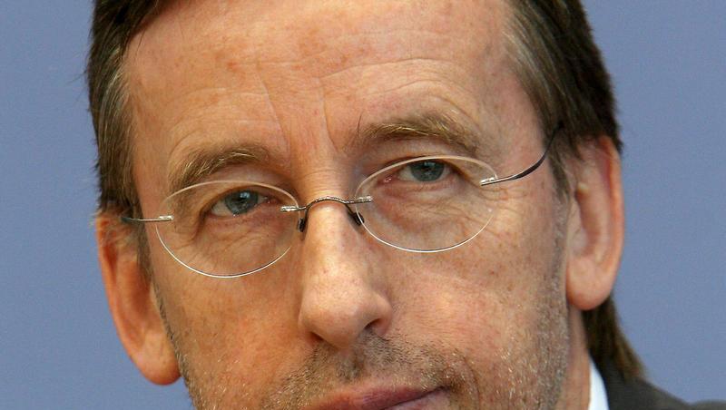 BDA-Hauptgeschäftsführer Reinhard Göhner spricht sich für die Verlängerung der Kurzarbeit aus. BDA-Hauptgeschäftsführer Reinhard Göhner spricht sich für die Verlängerung der Kurzarbeit aus.