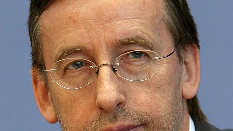 BDA-Hauptgeschäftsführer Reinhard Göhner spricht sich für die Verlängerung der Kurzarbeit aus.