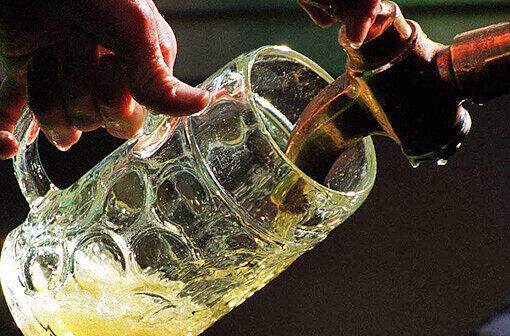 Bayerns Bier verkauft sich unter Wert. Das glauben zumindest die Brauer und fordern höhere Preise.