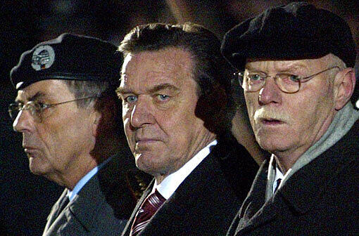 Gerhard Schröder - Emotionen beim Zapfenstreich für den scheidenden Kanzler im Jahr 2005.