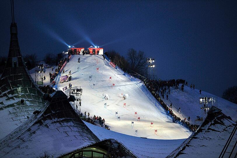 Der kleine Münchner Olympiaberg taugt auch als Rennpiste: Hier beim Weltcup-Parallelslalom im Januar 2011.