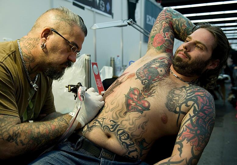 Hier ist dagegen noch Platz für mehr: Dieser Mann lässt sich auf der Tattoo Convention gerade ein neues Tatto stechen.