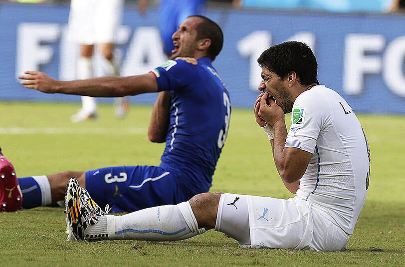 Ein Bild, welches in die Fußball-Geschichtsbücher eingehen wird. Die Beißattacke von Uruguays Luis Suarez (r.) gegen Giorgio Chiellini beim WM-Spiel gegen Italien.