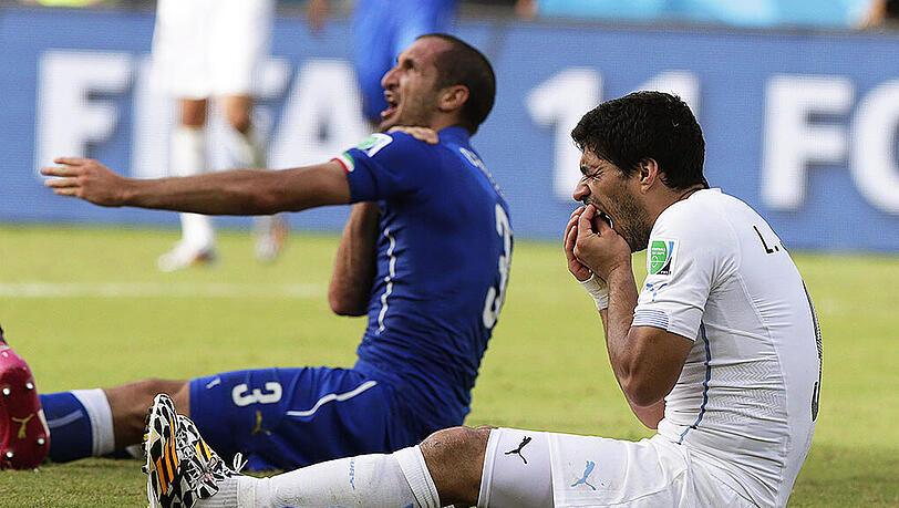 Ein Bild, welches in die Fußball-Geschichtsbücher eingehen wird. Die Beißattacke von Uruguays Luis Suarez (r.) gegen Giorgio Chiellini beim WM-Spiel gegen Italien. Ein Bild, welches in die Fußball-Geschichtsbücher eingehen wird. Die Beißattacke von Uruguays Luis Suarez (r.) gegen Giorgio Chiellini beim WM-Spiel gegen Italien.