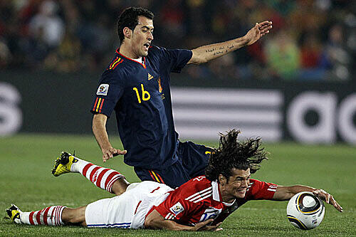 ...er wird begleitet von Sergio Busquets ("Top-Schauspieler")...
