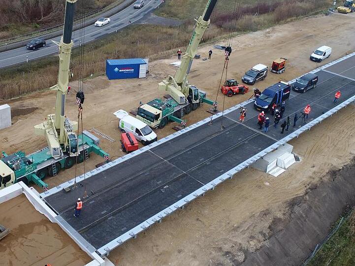 An der Behelfsbrücke für die abgesackte Autobahn A20 wird das letzte Bauteil östlich der Trebeltalbrücke verlegt.