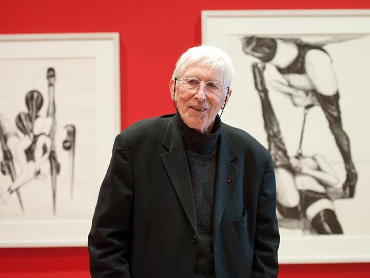 Tomi Ungerer 2010 beim Rundgang durch die Ausstellung "Eklips - Neues für die Augen 1960 bis 2010" in Schwäbisch Hall.
