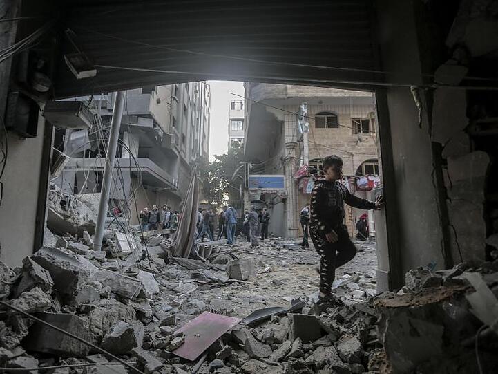 Eine palästinensischer Junge betritt ein Wohnhaus, das während der israelischen Luftangriffe auf den Gazastreifen beschädigt wurde.