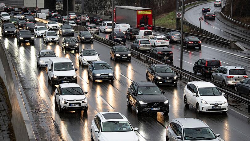 Autos stauen sich auf der Autobahn 100 in Berlin.