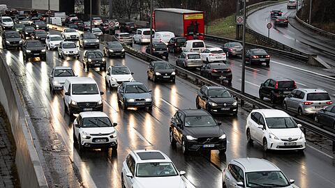 Autos stehen im Stau.