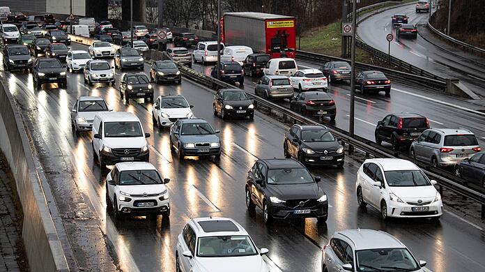 Autos stehen im Stau.